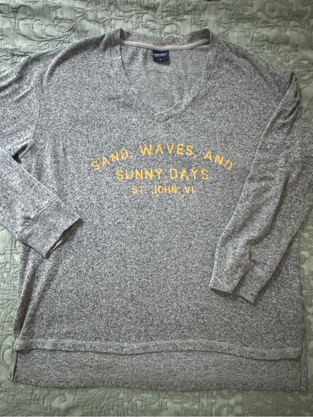 St John’s Virgin Islands Gray V‑Neck soft lightweight sweatshirt sz S loose fit